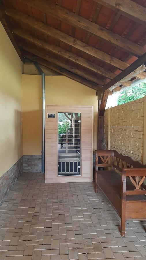 Toscana Apartman Дьюла Екстер'єр фото