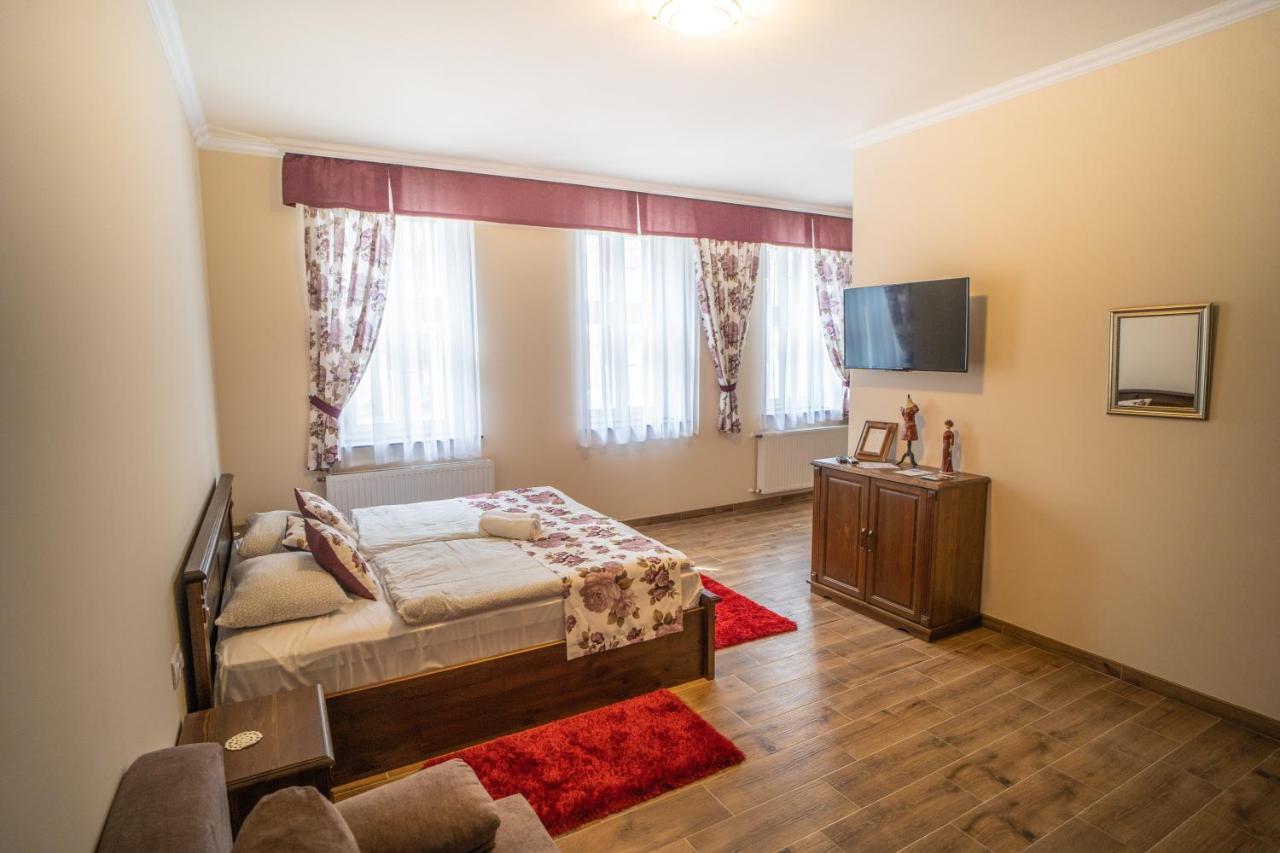 Toscana Apartman Дьюла Екстер'єр фото