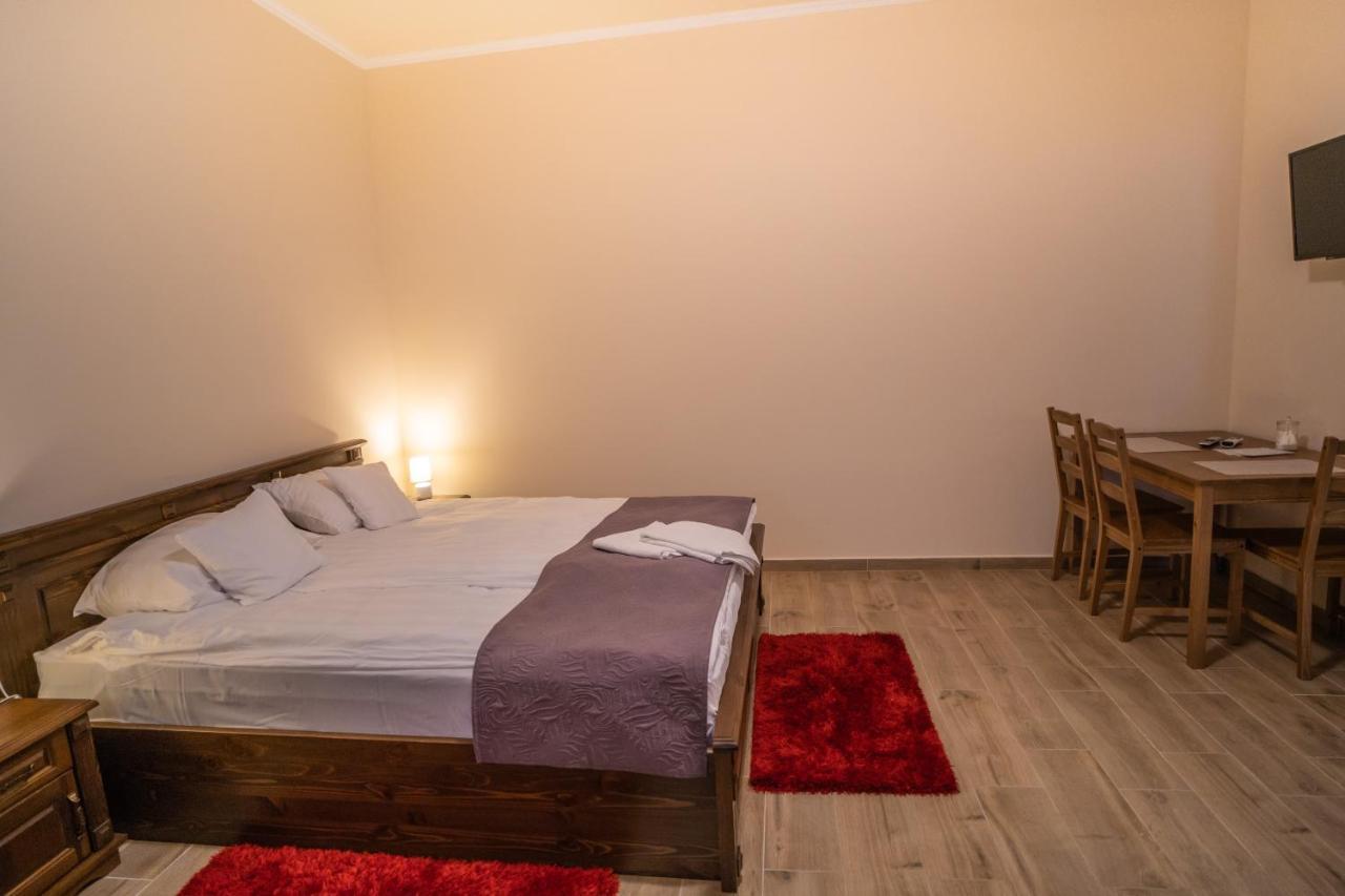 Toscana Apartman Дьюла Екстер'єр фото
