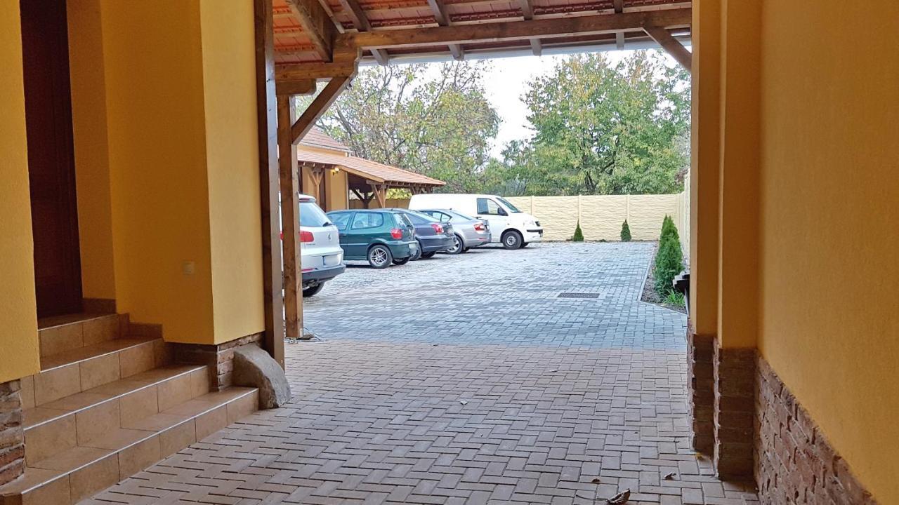 Toscana Apartman Дьюла Екстер'єр фото