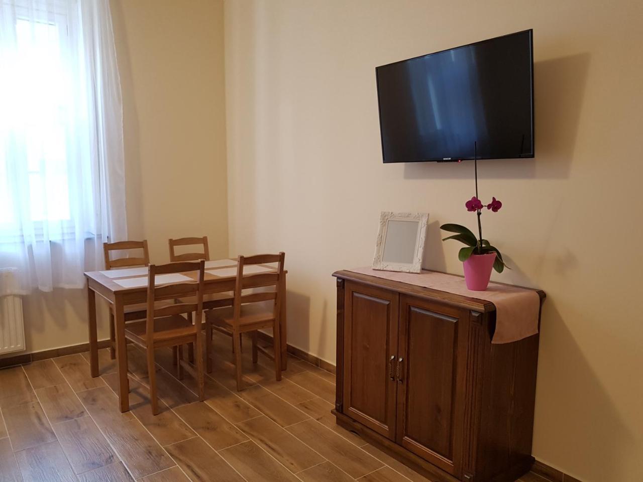 Toscana Apartman Дьюла Екстер'єр фото
