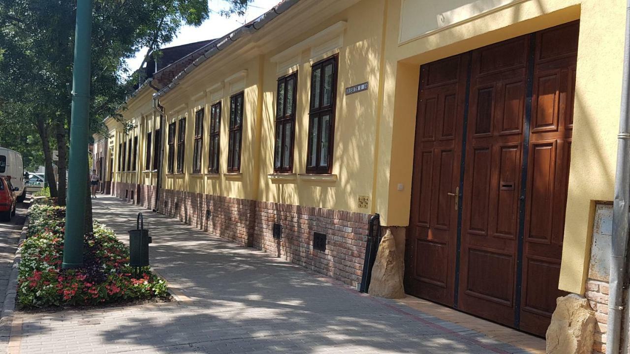 Toscana Apartman Дьюла Екстер'єр фото
