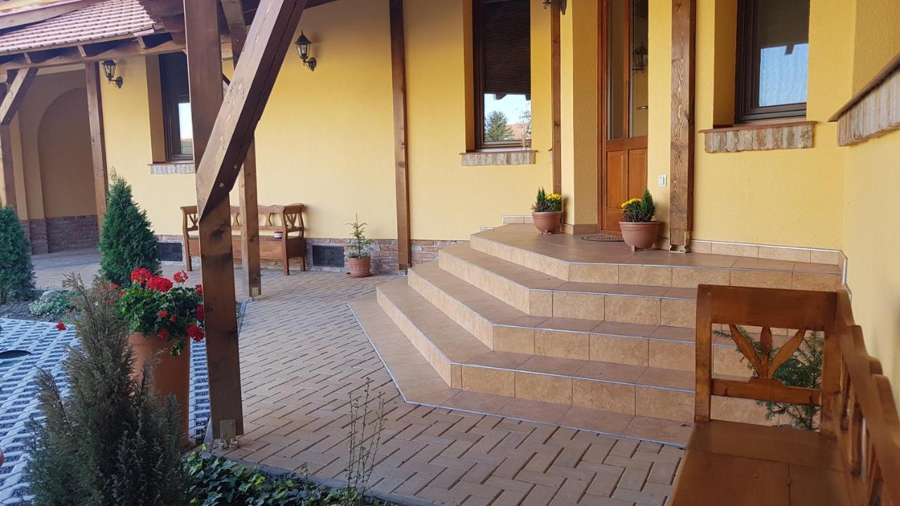 Toscana Apartman Дьюла Екстер'єр фото