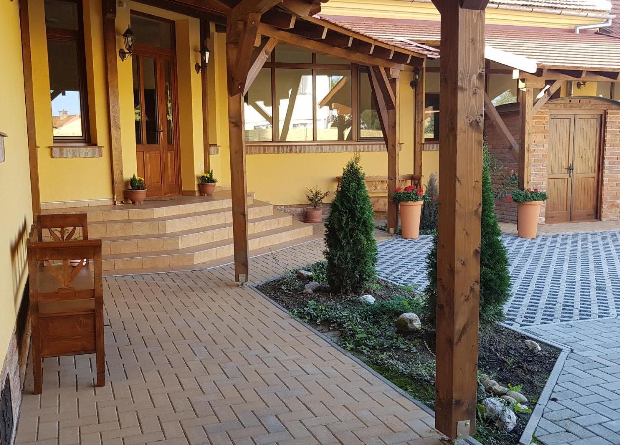 Toscana Apartman Дьюла Екстер'єр фото
